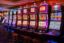 Live French Roulette wheel and table layout on erek2 17 with dealer and multi-camera feed